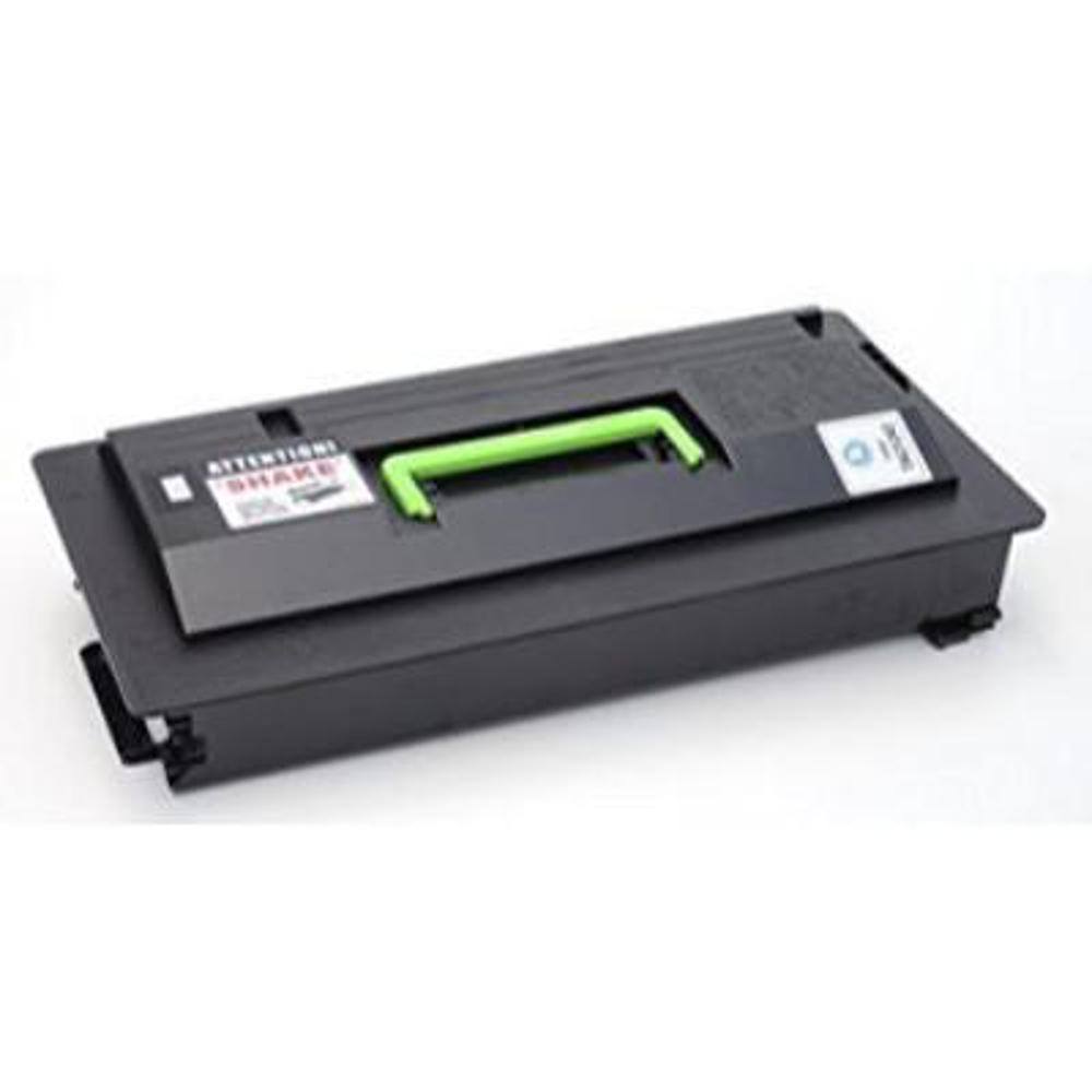 Una cartuccia toner nera con maniglia verde, adesivo bianco e blu, su una superficie bianca.