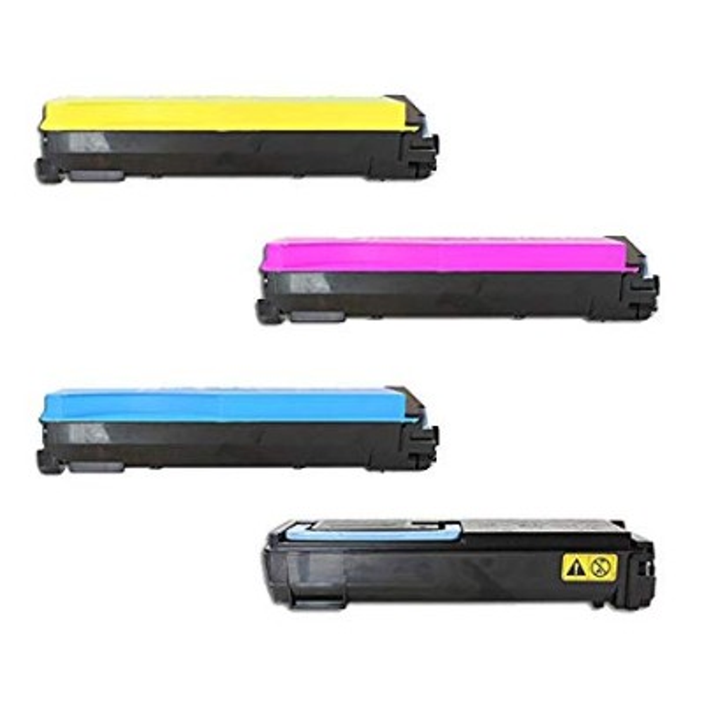 Quattro cartucce toner per stampanti gialle, rosa, blu e nere. Ognuna ha la parte superiore colorata e il corpo nero, su sfondo bianco.