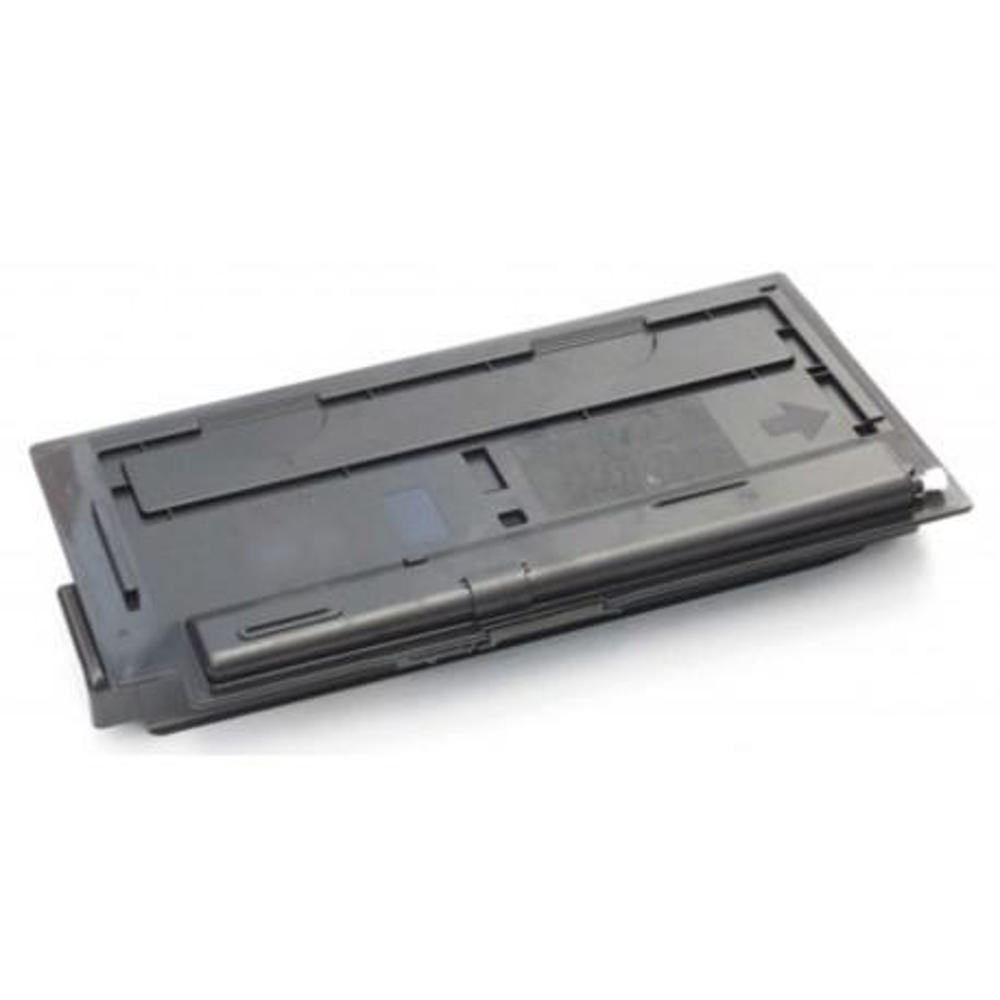 Una cartuccia di toner per stampante nera su sfondo bianco. Ha una forma rettangolare con vari scomparti e una freccia.