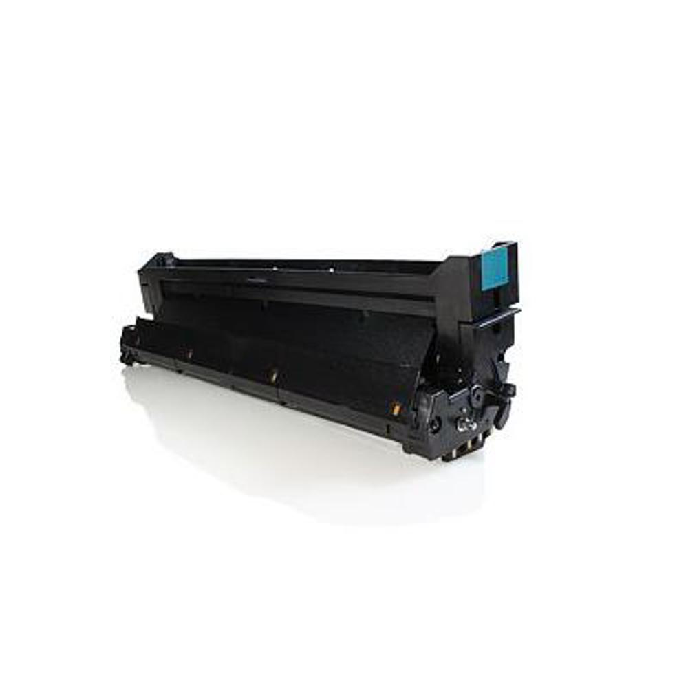 Una cartuccia di toner per stampante nera con un accento turchese è posizionata su una superficie bianca. Anche lo sfondo è bianco.