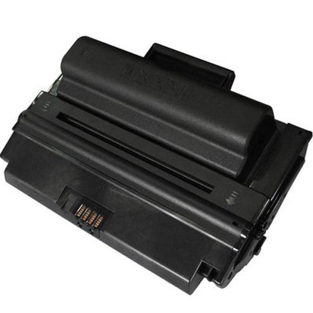 Una cartuccia toner nera. Ha una forma rettangolare con vari scomparti e una maniglia. La superficie ha una finitura opaca.