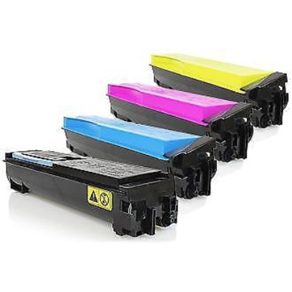 Quattro cartucce toner colorate per stampante: giallo, magenta, ciano e nero. Disposte diagonalmente su sfondo bianco.