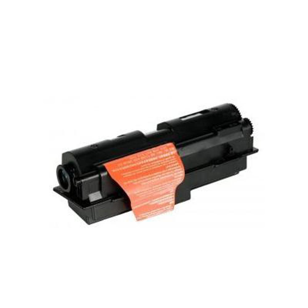 Una cartuccia di toner nera con un adesivo arancione attaccato. Su sfondo bianco.