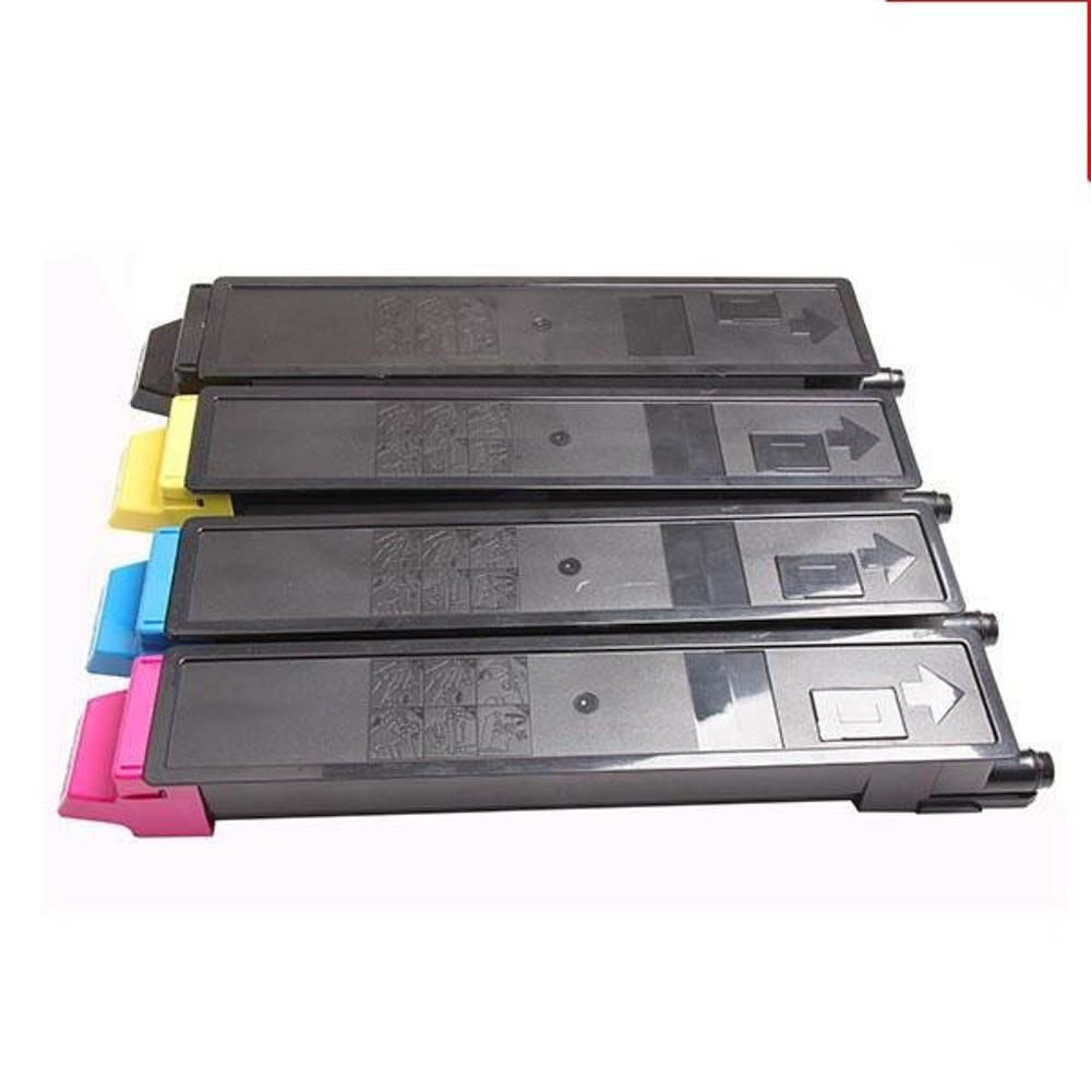 Quattro cartucce di toner della stampante sono disposte orizzontalmente. Ognuna è nera con linguette colorate: giallo, blu e rosa. Le frecce indicano la direzione.