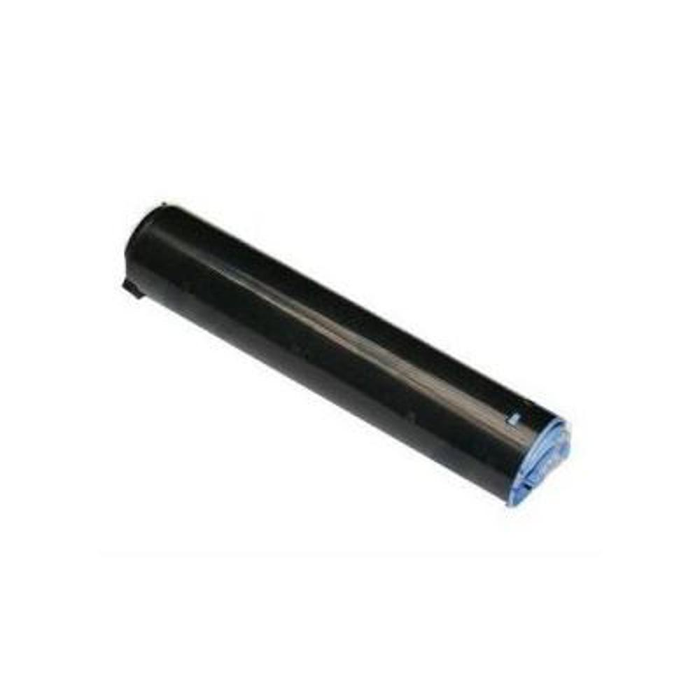 Un oggetto cilindrico nero, forse una cartuccia toner, poggia su sfondo bianco. L'oggetto è angolato.