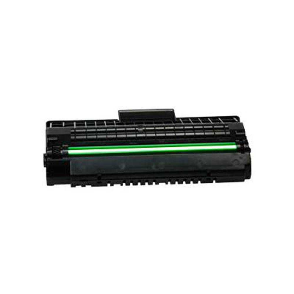 Una cartuccia toner per stampante nera. Ha una linea verde ed è su sfondo bianco.