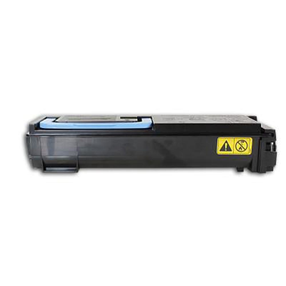 Una cartuccia di toner per stampante nera. Ha una maniglia blu. Un'etichetta di avvertimento gialla è sul lato. Lo sfondo è bianco.