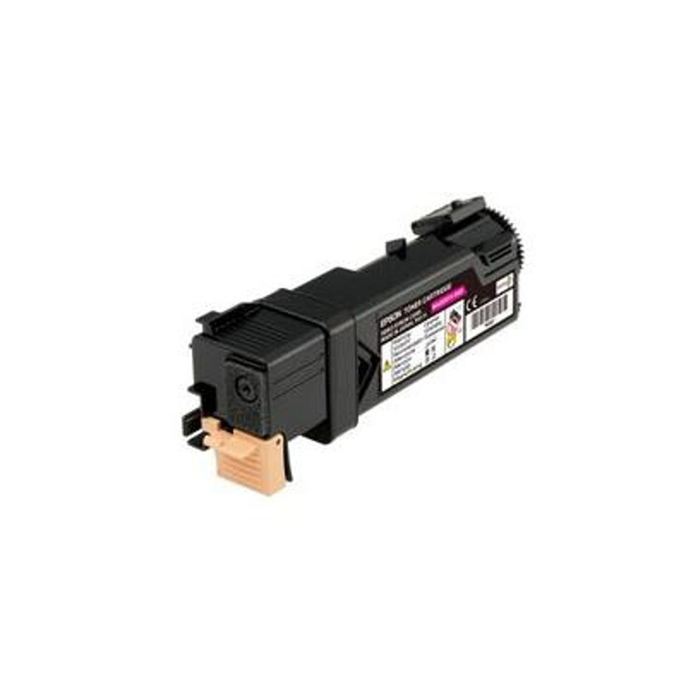 Cartuccia toner Epson nera con etichetta rosa. Parte in plastica beige in basso. La cartuccia è su sfondo bianco.