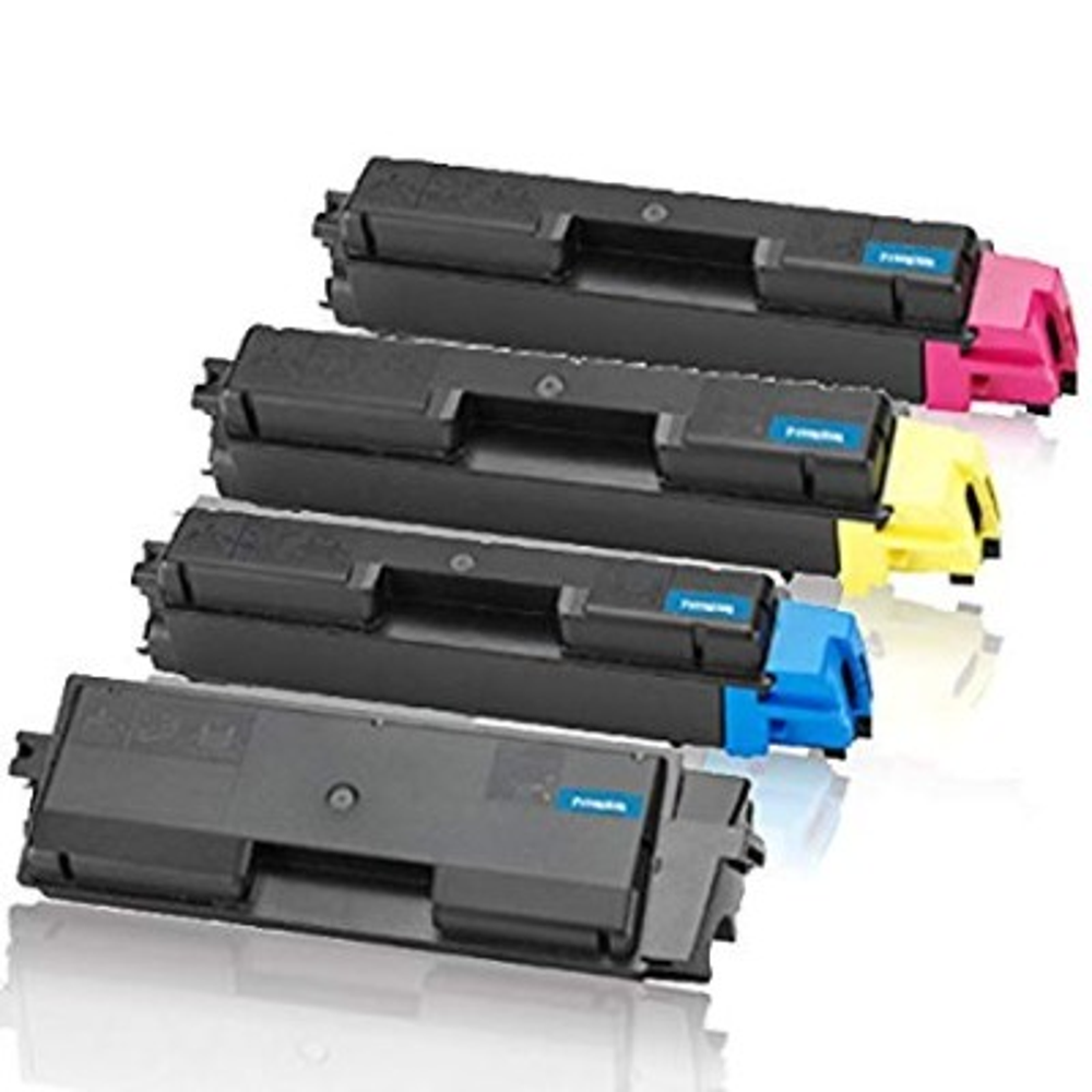 Quattro cartucce toner per stampanti in nero, con accenti di colore rosa, giallo, blu e nero, disposte diagonalmente.