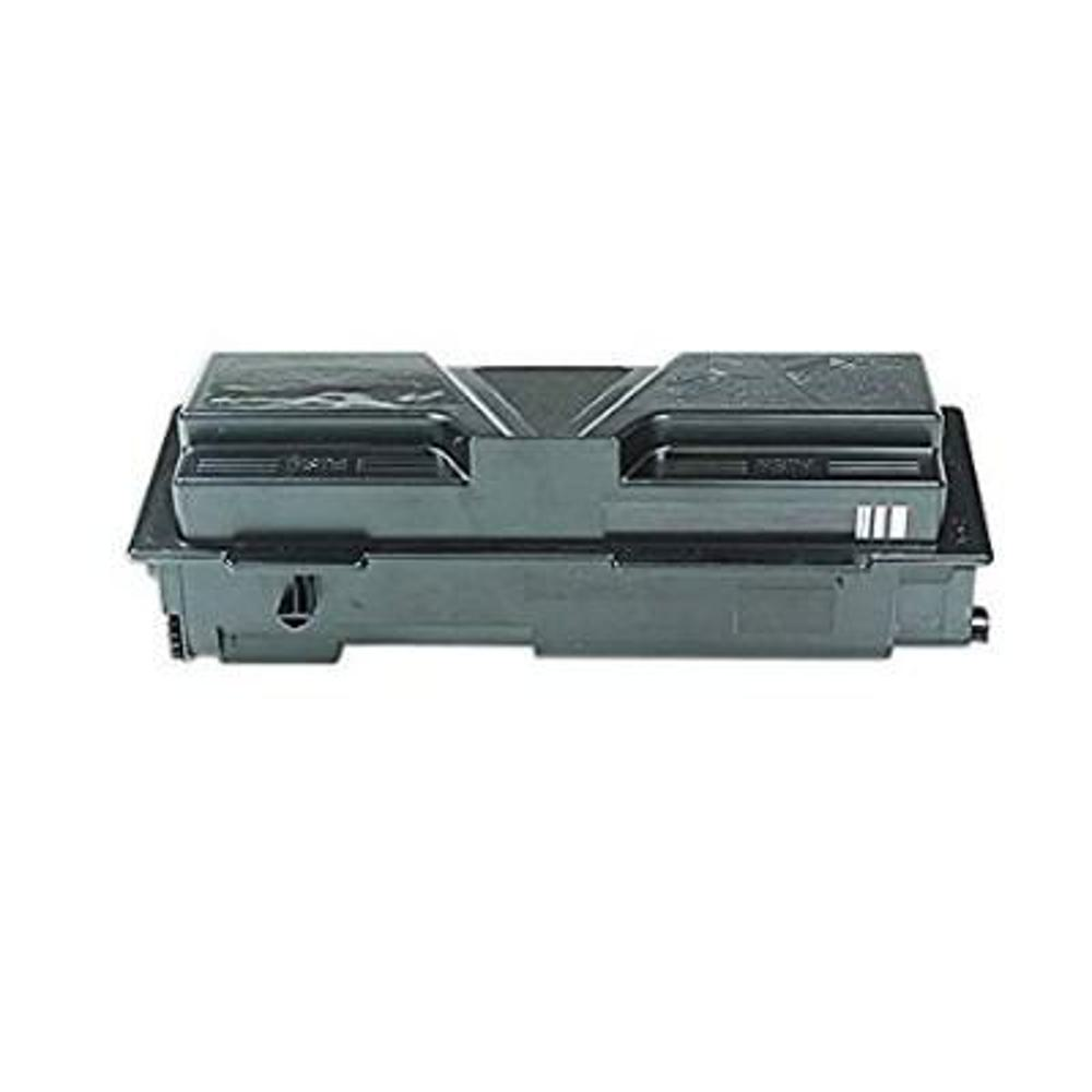 Una cartuccia di toner per stampante nera. Ha una forma rettangolare con una parte superiore piatta e vari dettagli sulla superficie.