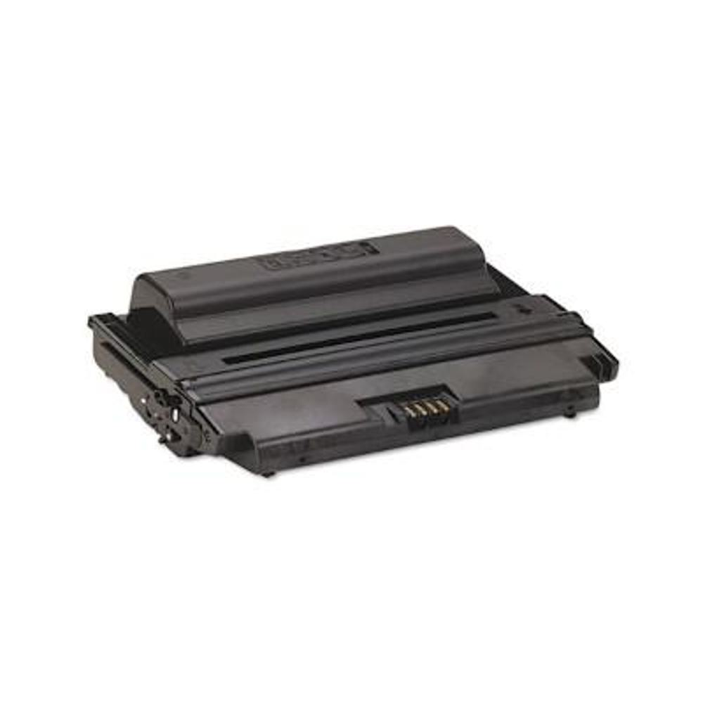 Una cartuccia toner nera per stampante. È rettangolare con una parte superiore leggermente curva e diversi connettori laterali. Isolato su bianco.