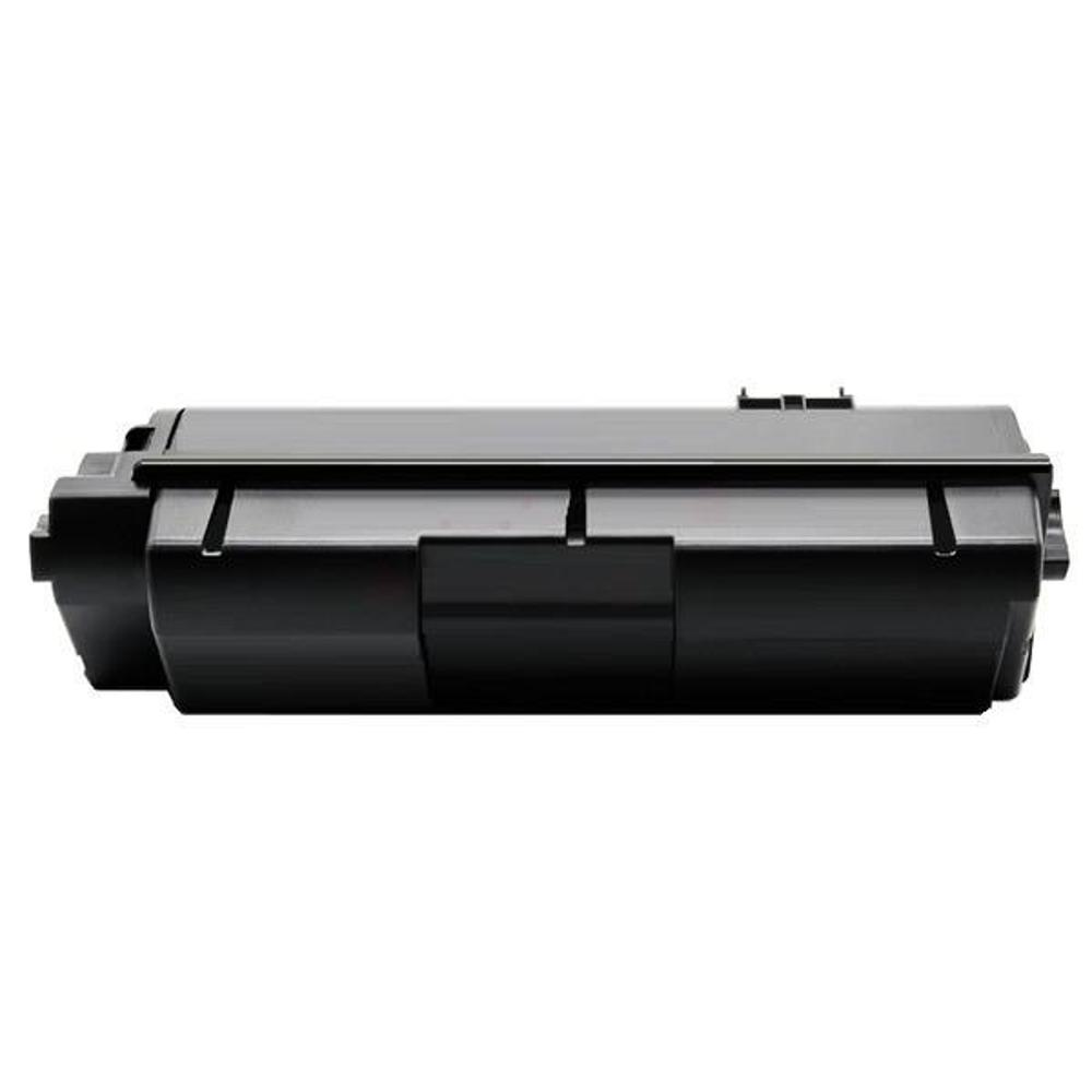 Una cartuccia toner per stampante nera. È rettangolare con diverse linee orizzontali e verticali. Lo sfondo è bianco.