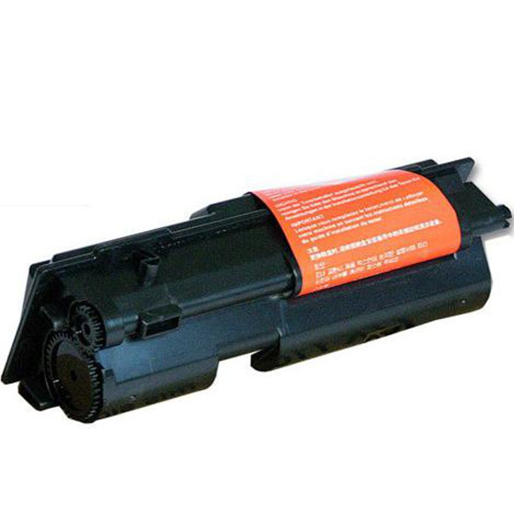 Una cartuccia di toner per stampante nera con un'etichetta arancione. La cartuccia è angolata su uno sfondo bianco.