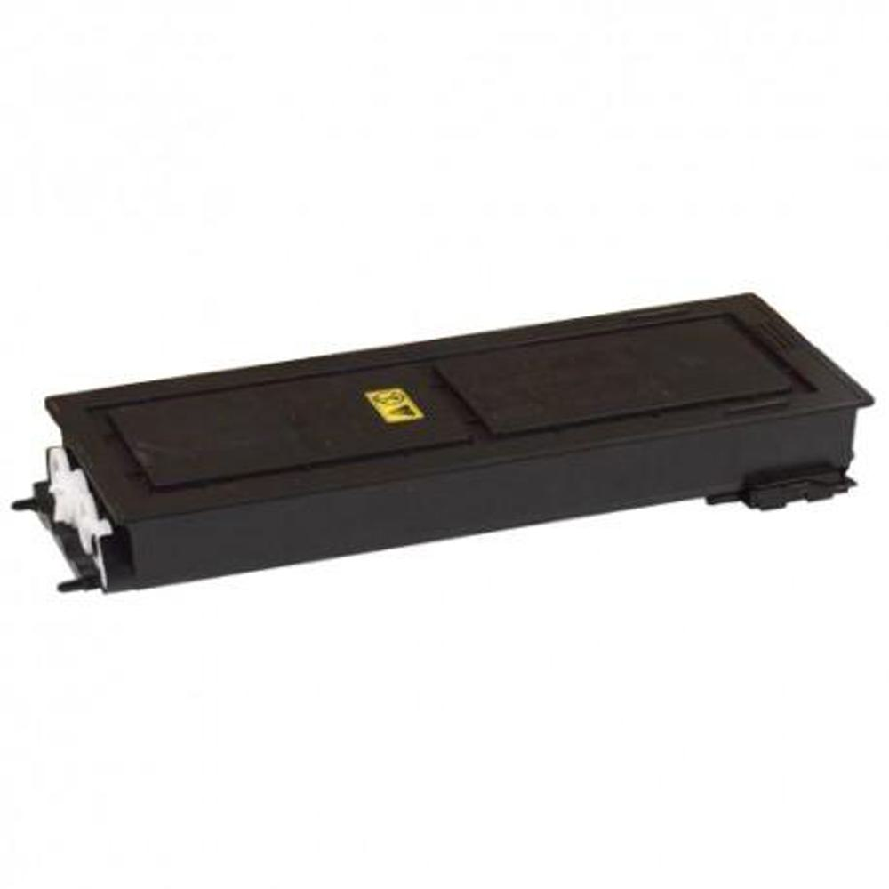 Una cartuccia toner nera. Ha un adesivo giallo. Sfondo bianco.