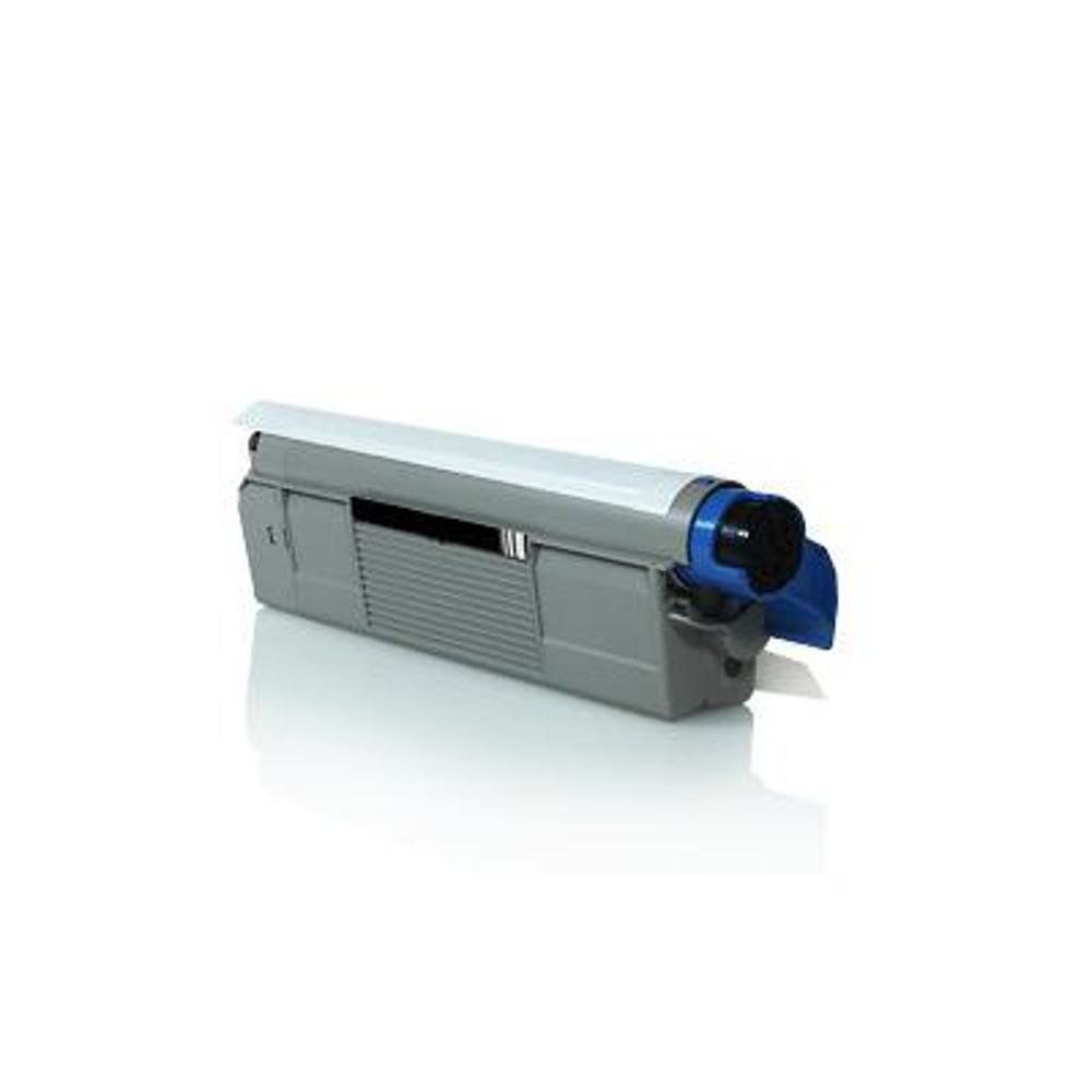 Una cartuccia di toner per stampante grigia e bianca con un ugello blu è su una superficie bianca, che riflette la sua immagine.