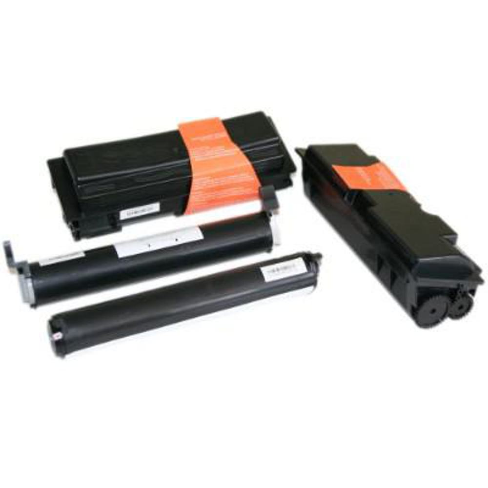 Diverse cartucce toner nere su una superficie bianca. Alcune hanno etichette arancioni. Due sono cilindriche, tre rettangolari.