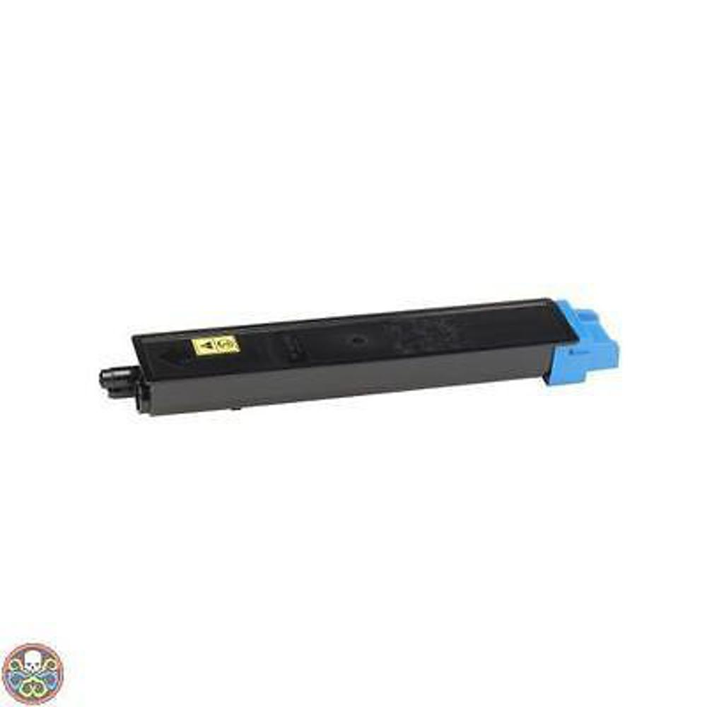Una cartuccia di toner per stampante nera con un'estremità blu. Ha un adesivo giallo. Lo sfondo è bianco.