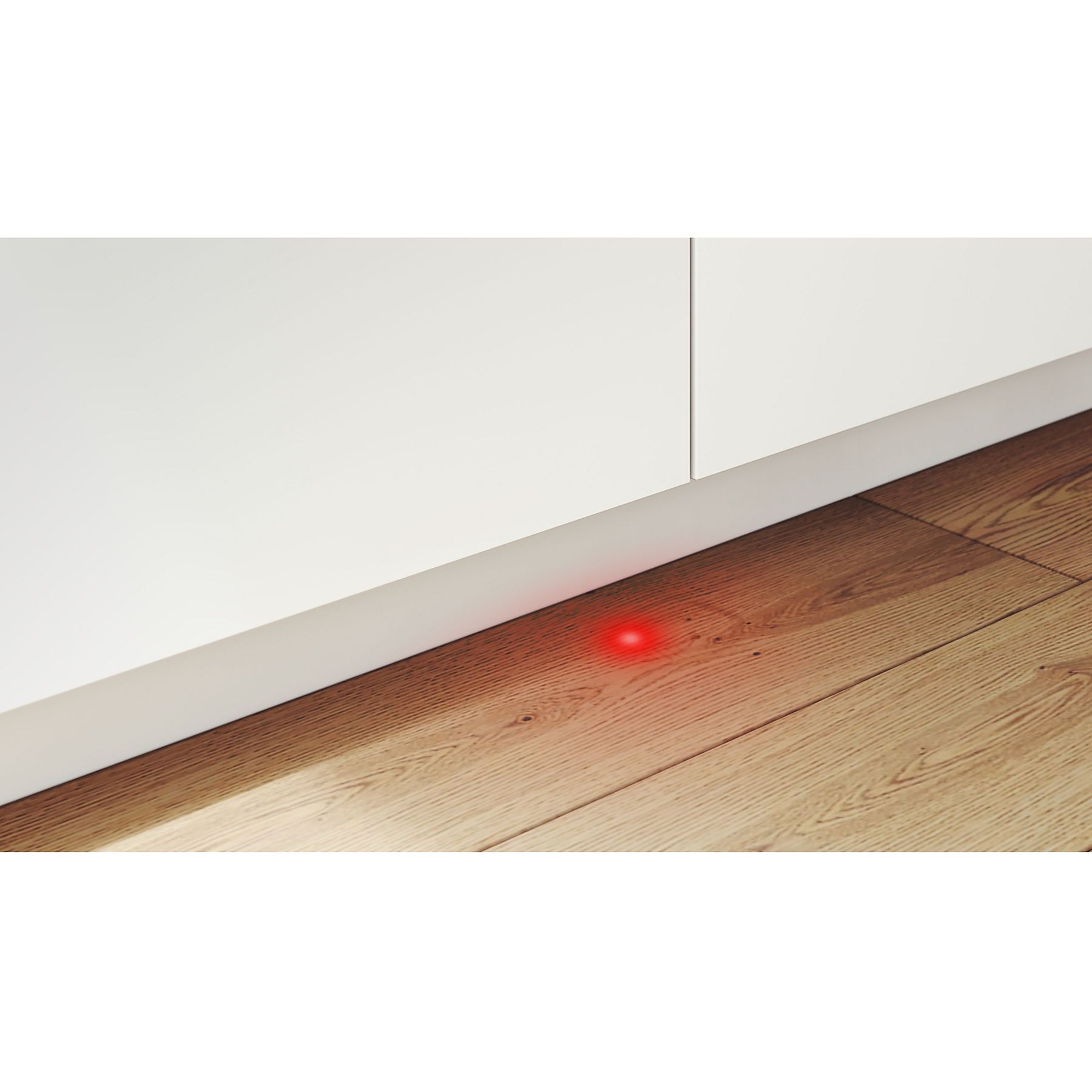 Suelo de madera con una luz roja y una pared blanca.