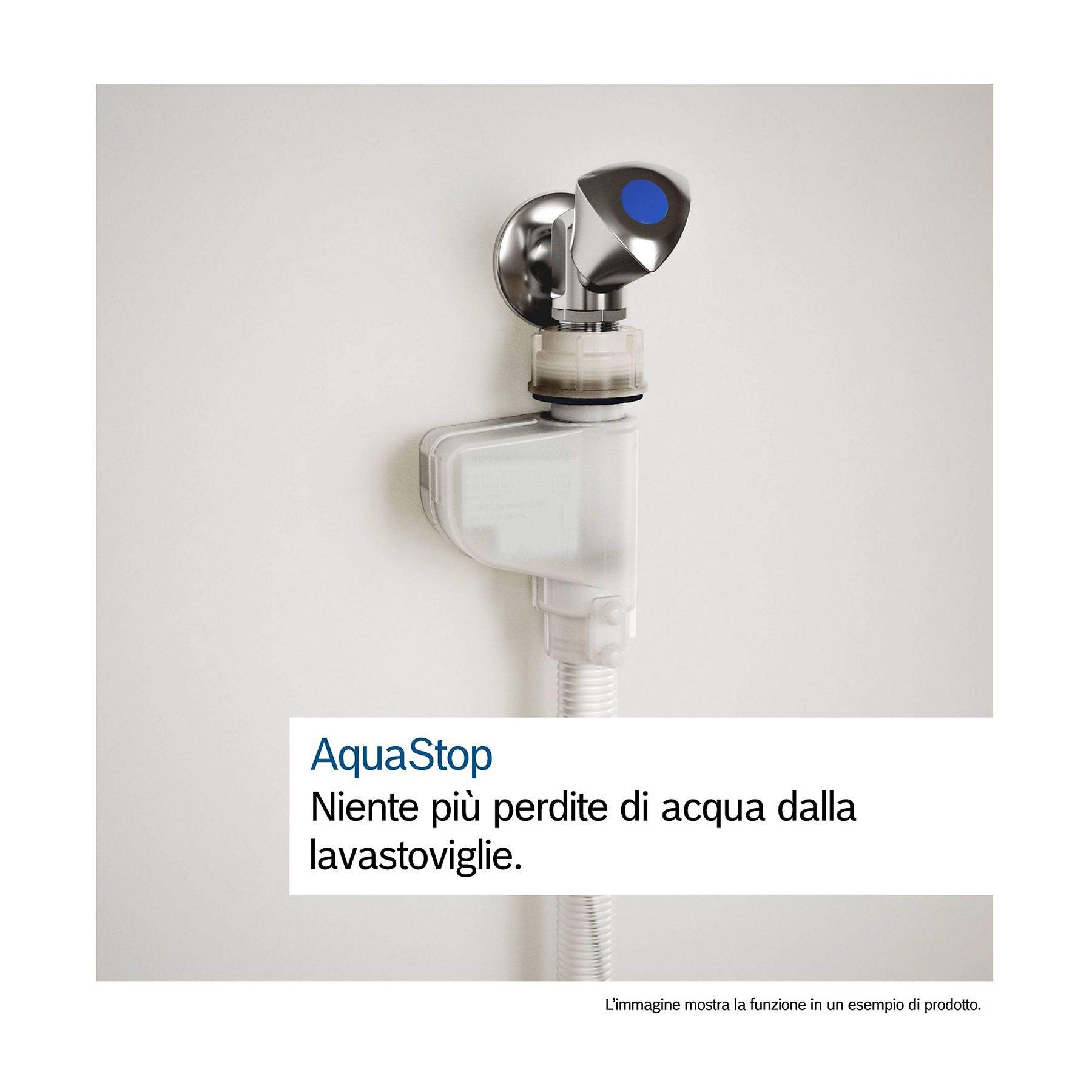 Urządzenie AquaStop, srebrne i białe, z niebieskim przyciskiem, przymocowane do białej ściany. Tekst: Koniec z wyciekami wody ze zmywarki.