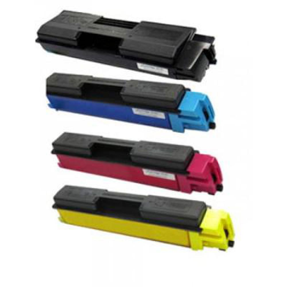 Quattro cartucce toner per stampante: nero, blu, magenta e giallo. Ognuna ha una parte superiore nera e una base colorata, disposte verticalmente.