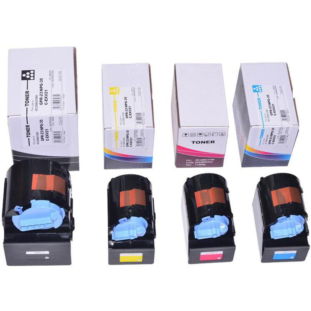 Sono esposte diverse cartucce e scatole di toner. Le scatole sono etichettate con informazioni sul prodotto. Le cartucce hanno accenti colorati.