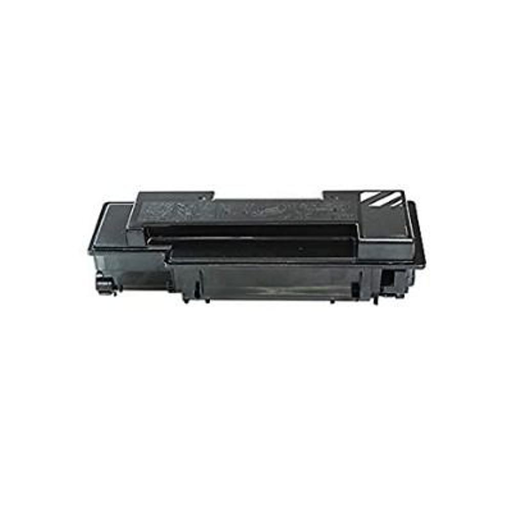 Una cartuccia di toner nera per stampante su sfondo bianco. La cartuccia è rettangolare con vari scomparti e un'etichetta.