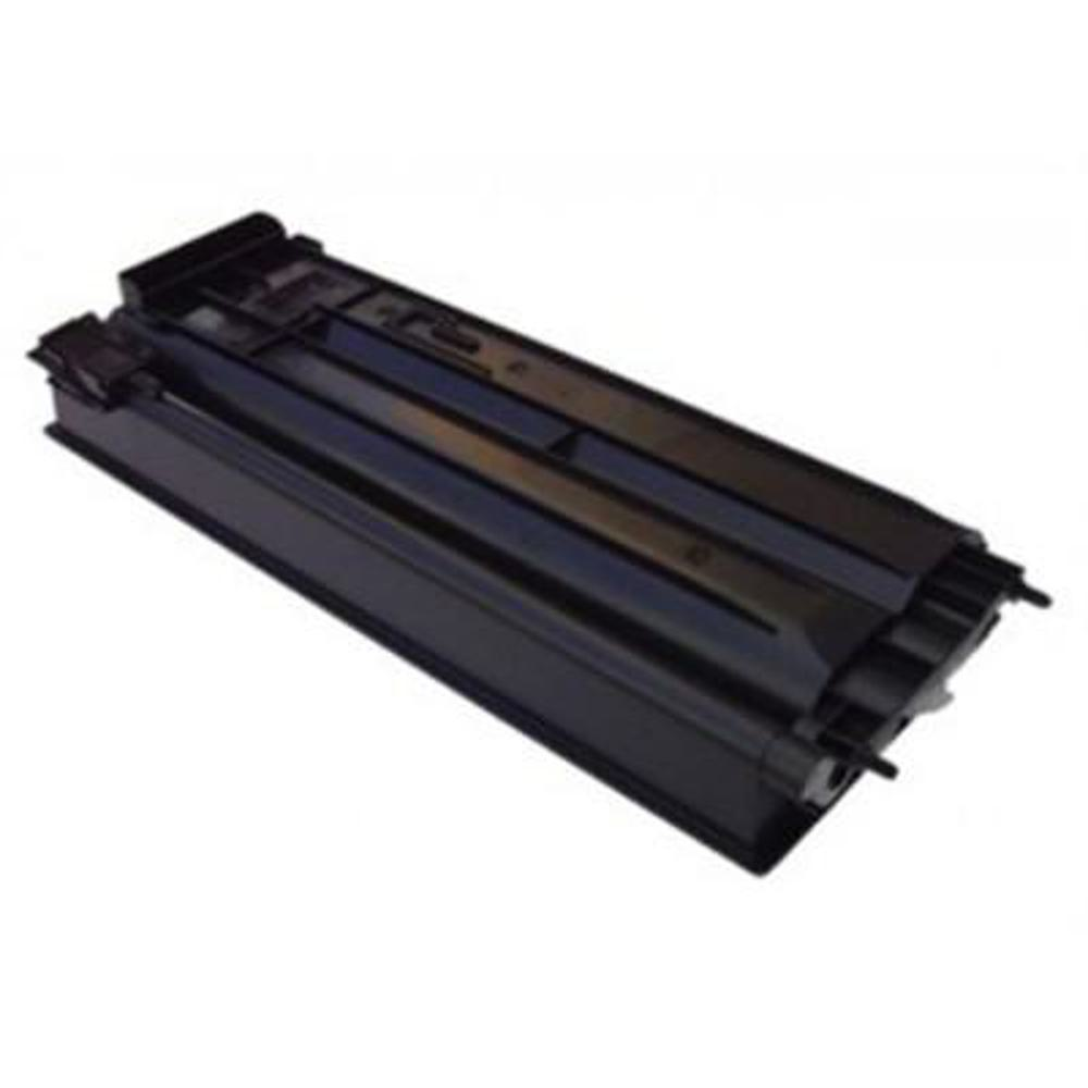 Una cartuccia di toner nera per stampante su sfondo bianco. La cartuccia è rettangolare con una parte superiore complessa.