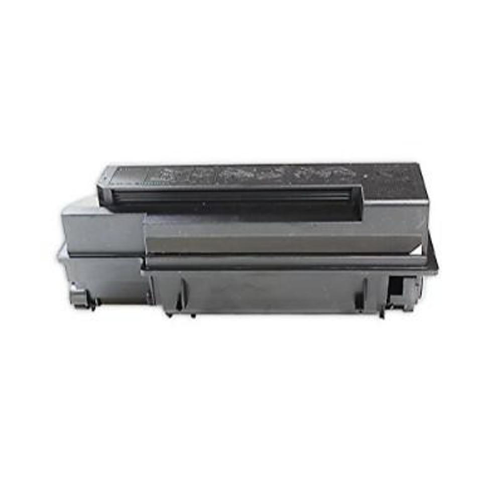 Una cartuccia toner nera per stampante su sfondo bianco. La cartuccia è rettangolare con superficie superiore strutturata.