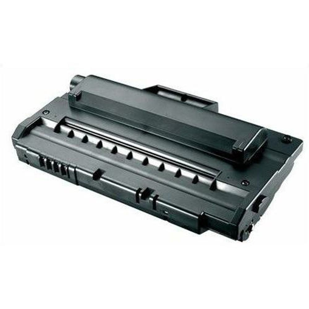 Una cartuccia toner nera, di forma rettangolare con vari componenti meccanici e una sezione cilindrica sulla parte superiore. Isolato su bianco.