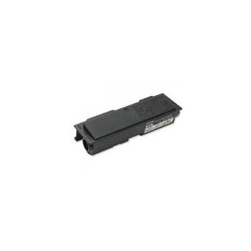 Una cartuccia toner nera per stampante. È rettangolare con un'etichetta e un'apertura cilindrica sul lato sinistro, su sfondo bianco.