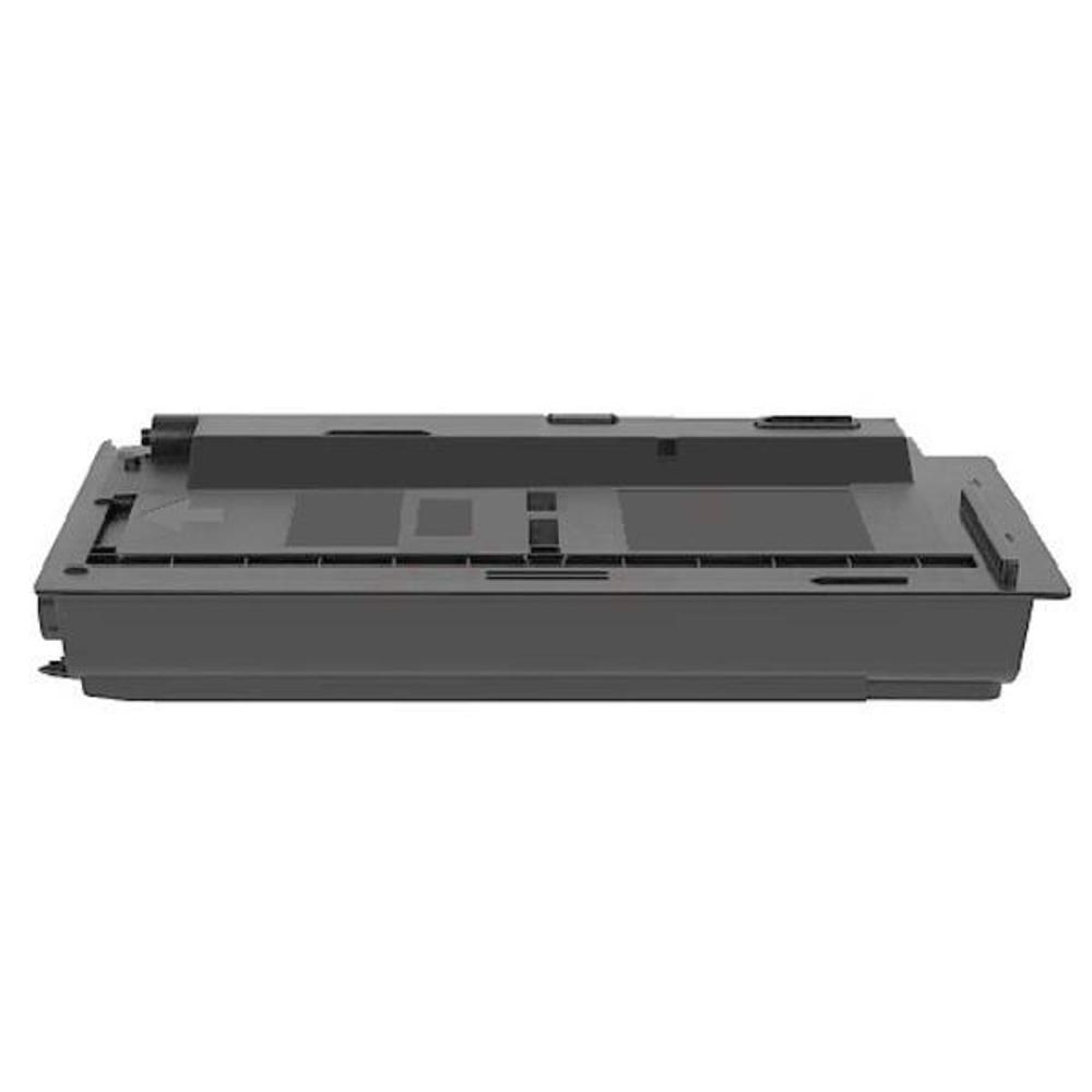 Viene mostrata una cartuccia di toner grigia per stampante. Ha una forma rettangolare con vari pannelli e scanalature. Lo sfondo è bianco.