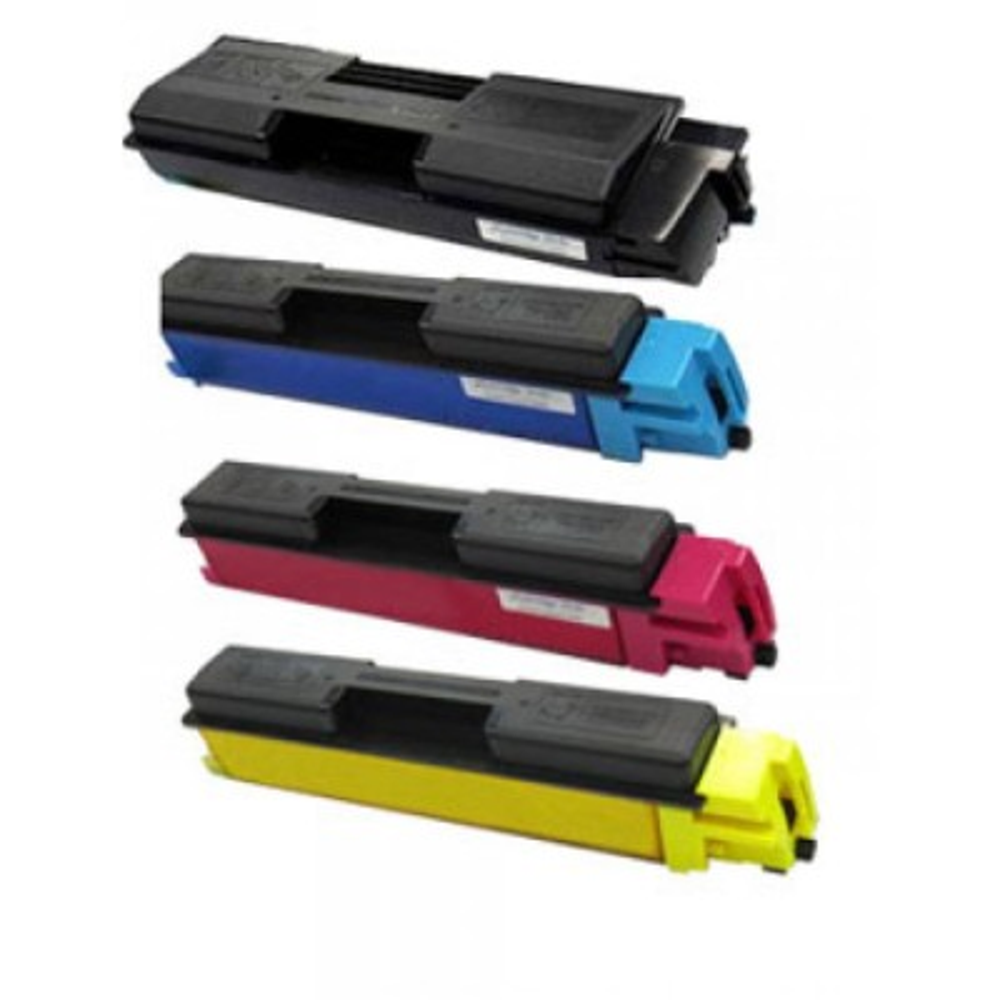 Quattro cartucce toner per stampanti in nero, blu, magenta e giallo. Sono disposte verticalmente su sfondo bianco.