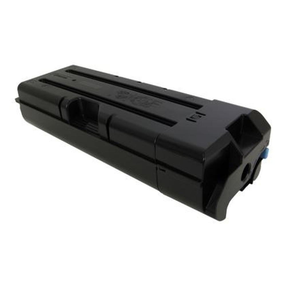 Una cartuccia di toner nera su sfondo bianco. È rettangolare con angoli arrotondati e presenta una maniglia e accenti blu.