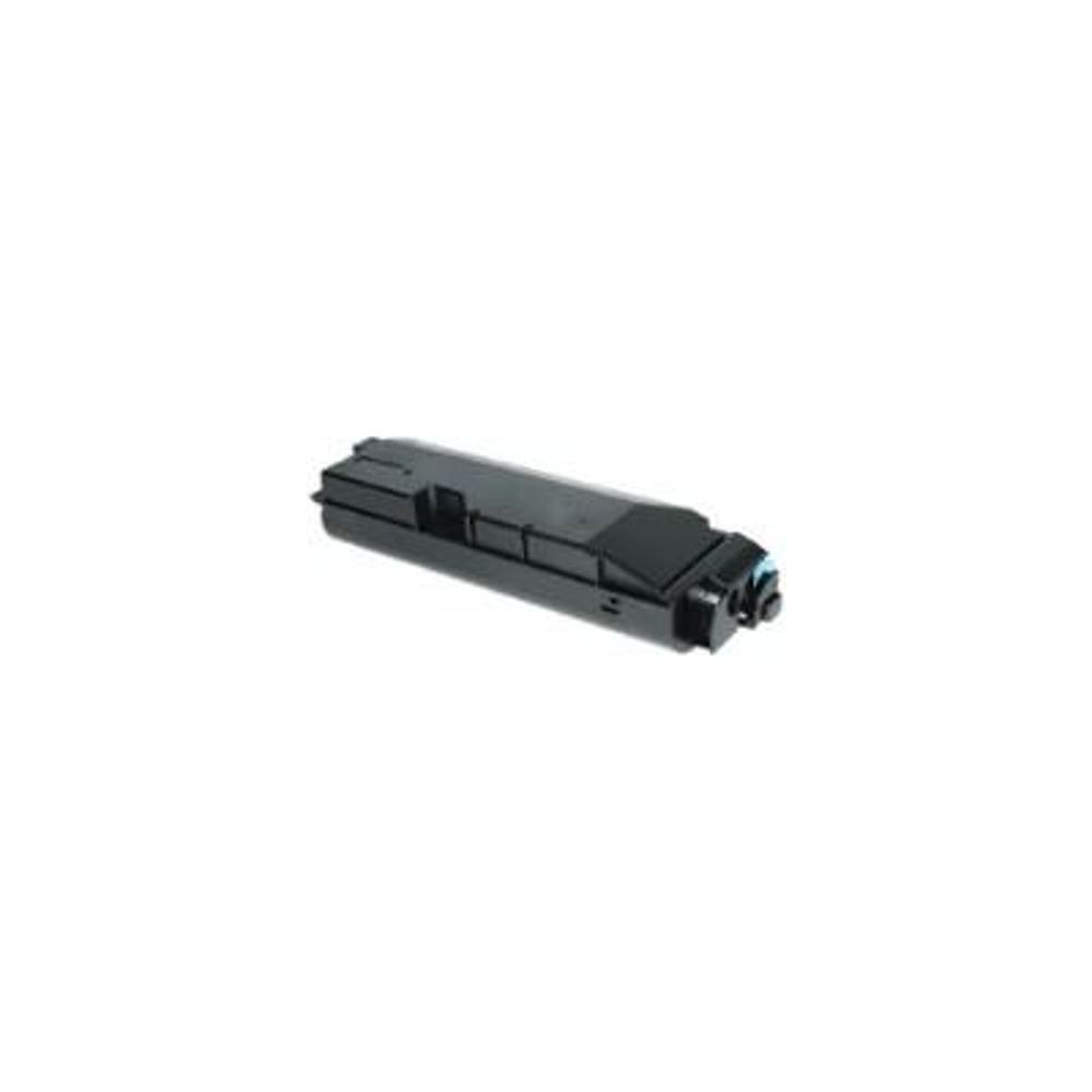 Una cartuccia di toner nera, leggermente inclinata, su sfondo bianco. Ha una forma rettangolare con alcune parti sporgenti.