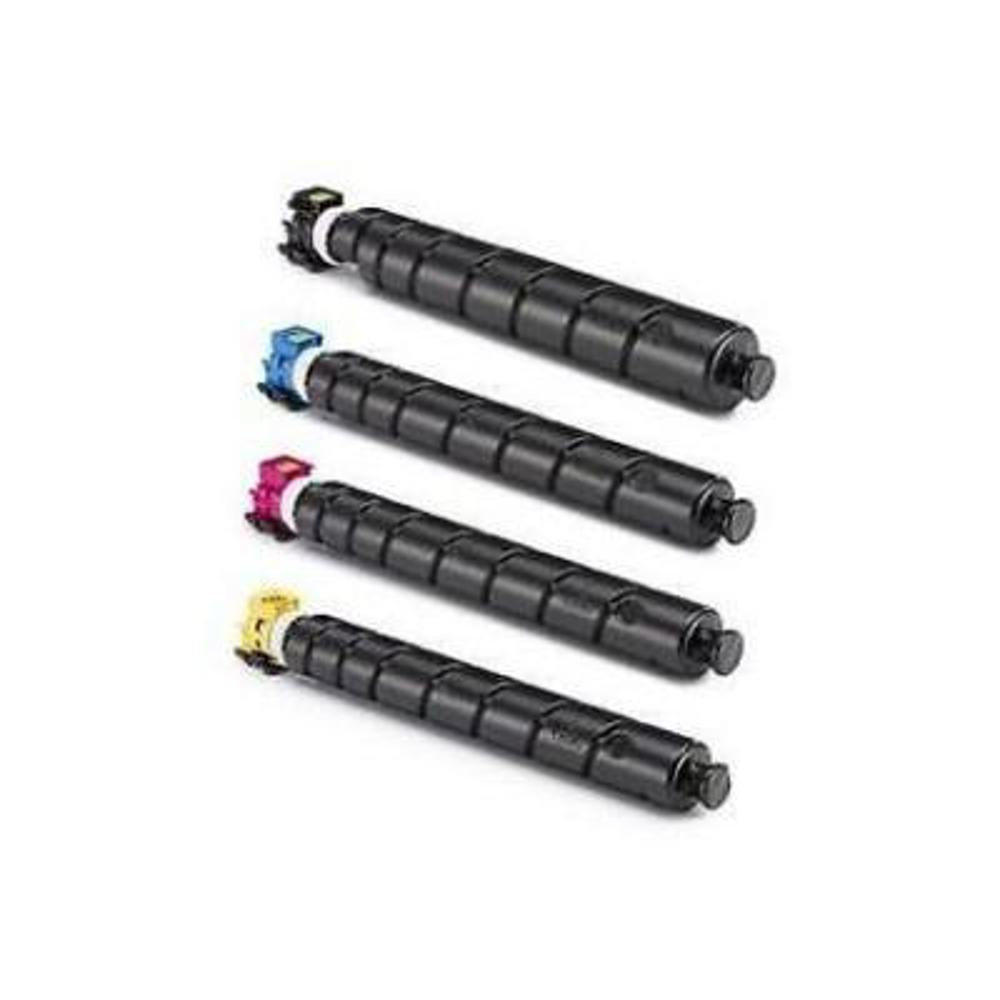 Quattro cartucce toner nere con estremità codificate a colori: nero, blu, magenta e giallo. Disposte diagonalmente su sfondo bianco.