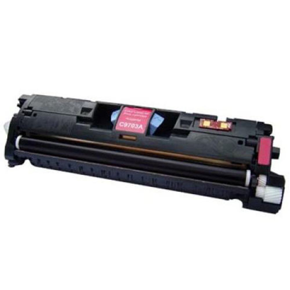 Una cartuccia toner per stampante nera. Ha un'etichetta rossa con testo bianco e un rullo. Lo sfondo è bianco.