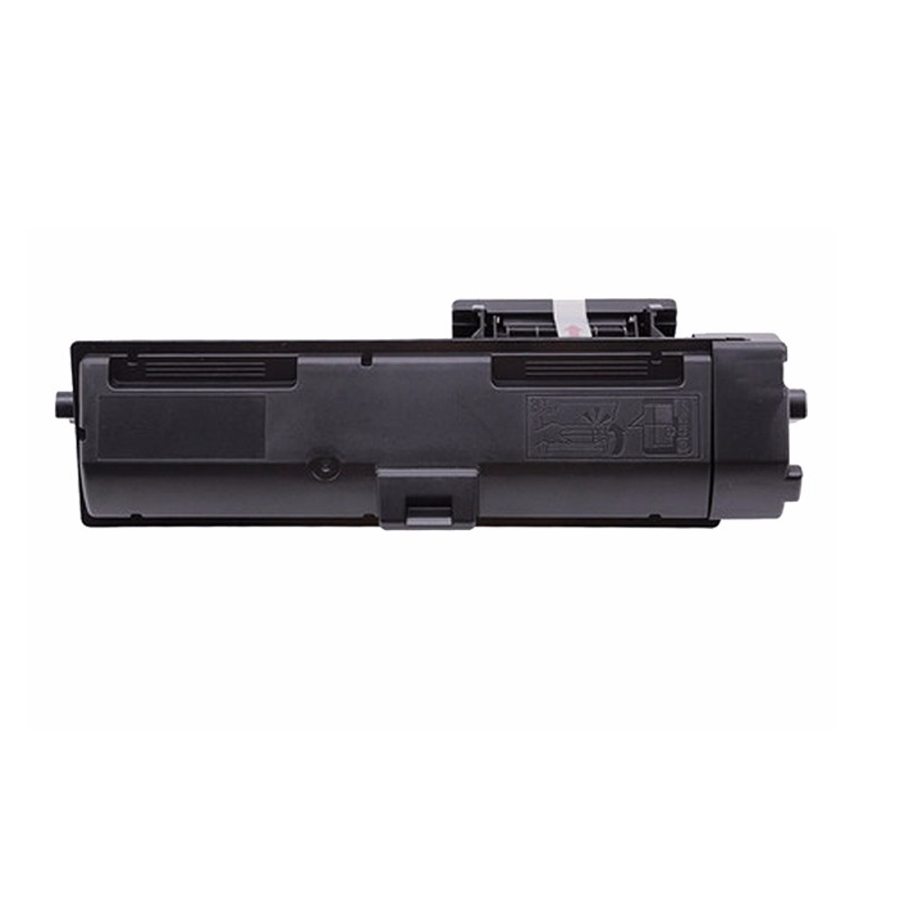 Una cartuccia toner nera, di forma rettangolare. Ha un'etichetta e una maniglia sulla parte superiore. Sfondo bianco.