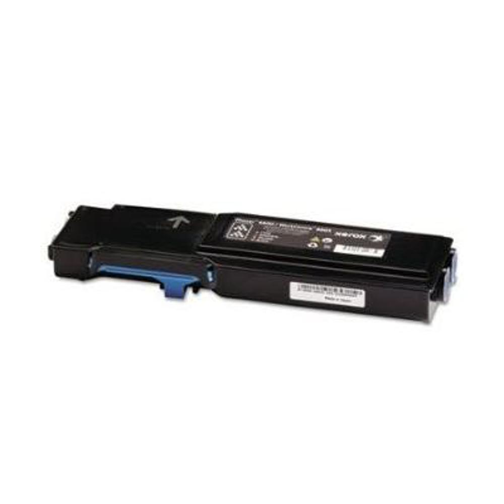 Una cartuccia toner Xerox nera è in orizzontale. Ha una leva blu e un'etichetta. Lo sfondo è bianco.