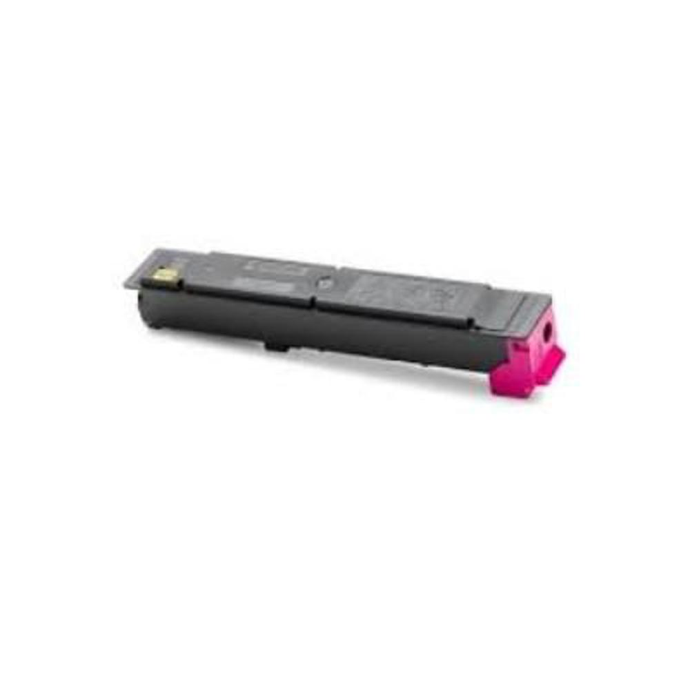 Una cartuccia di toner nera e rosa. La cartuccia è rettangolare con un'estremità rosa. È su sfondo bianco.