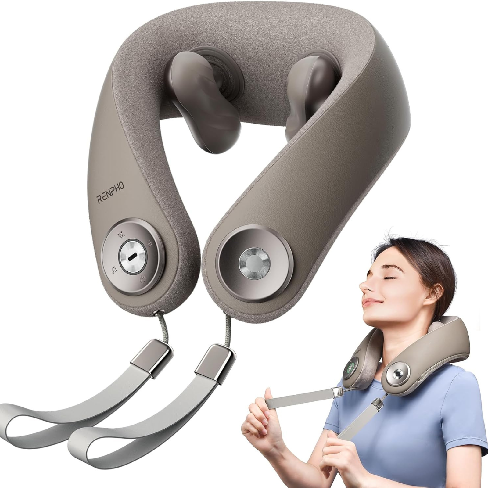 Een nekmassager en een vrouw die hem draagt. De massager is grijs en de vrouw draagt een blauw shirt, haar ogen zijn gesloten.