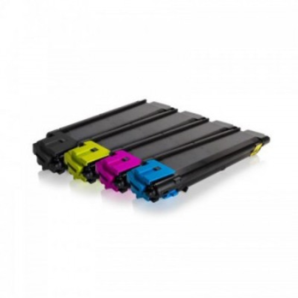 Quattro cartucce toner per stampanti. Nero, giallo, magenta e ciano. Le cartucce sono posizionate su una superficie bianca.