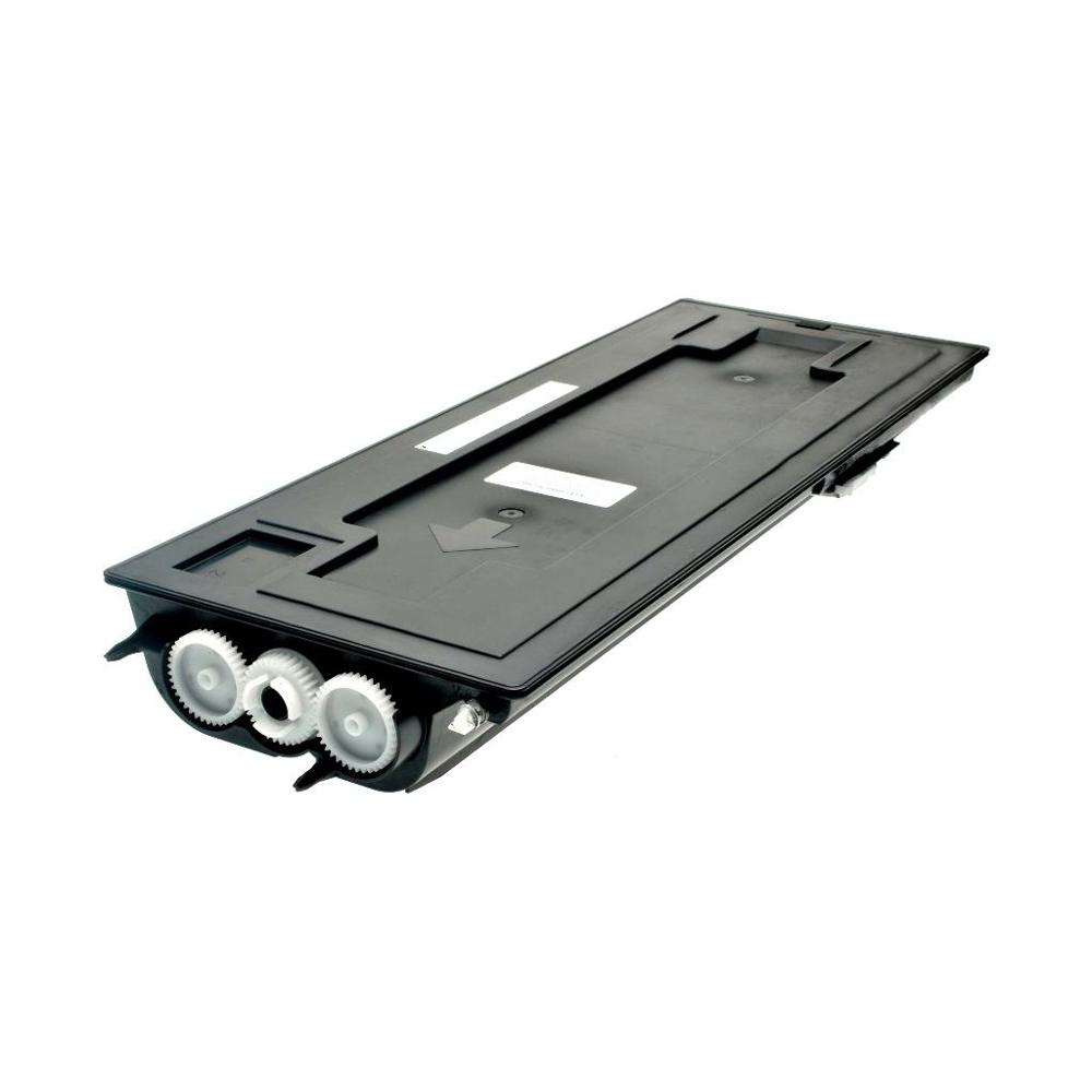 Una cartuccia di toner per stampante nera. Ha tre ingranaggi bianchi a sinistra e una forma rettangolare. Lo sfondo è bianco.