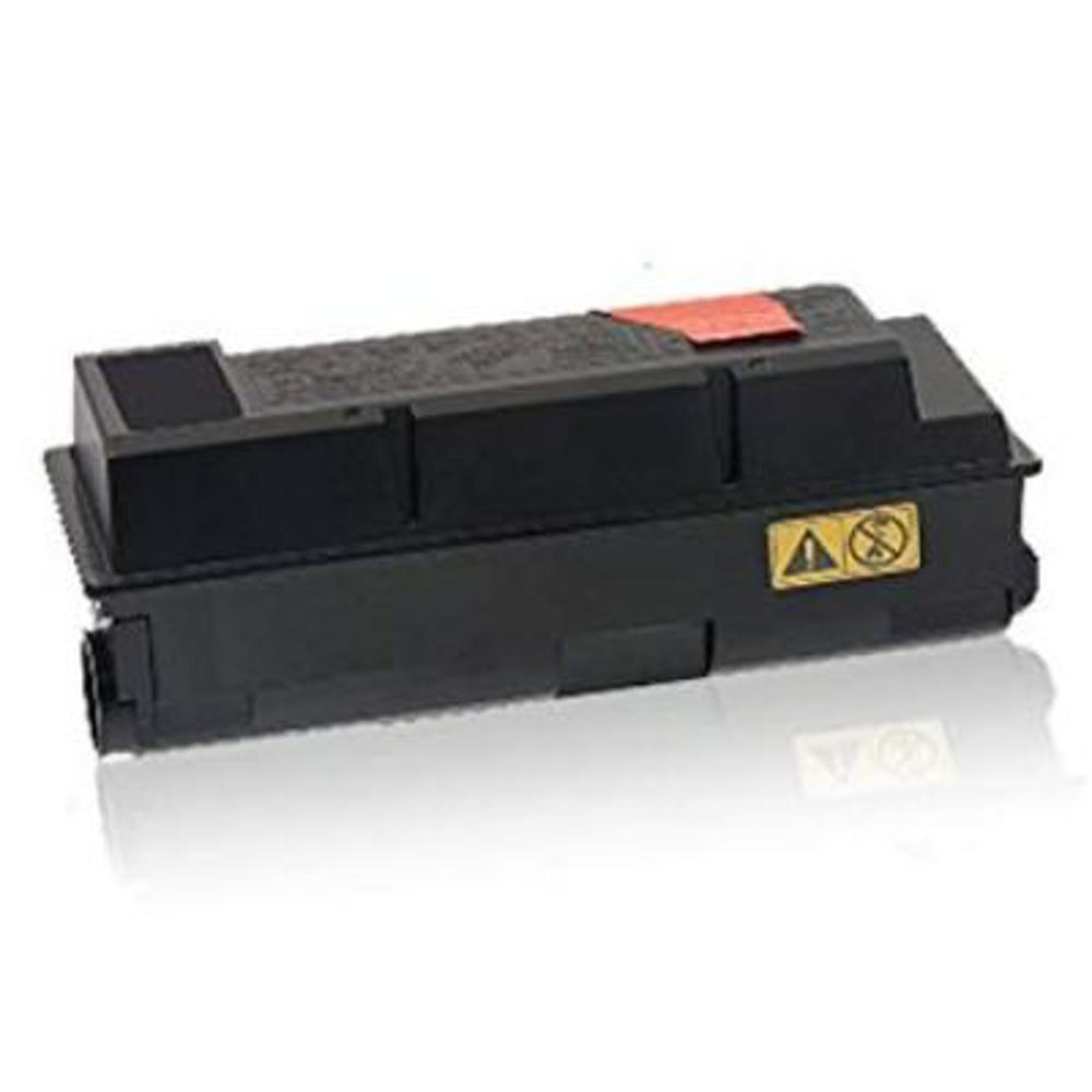 Una cartuccia toner nera con un adesivo rosso sopra e un'etichetta di avvertimento gialla. Si trova su una superficie bianca.