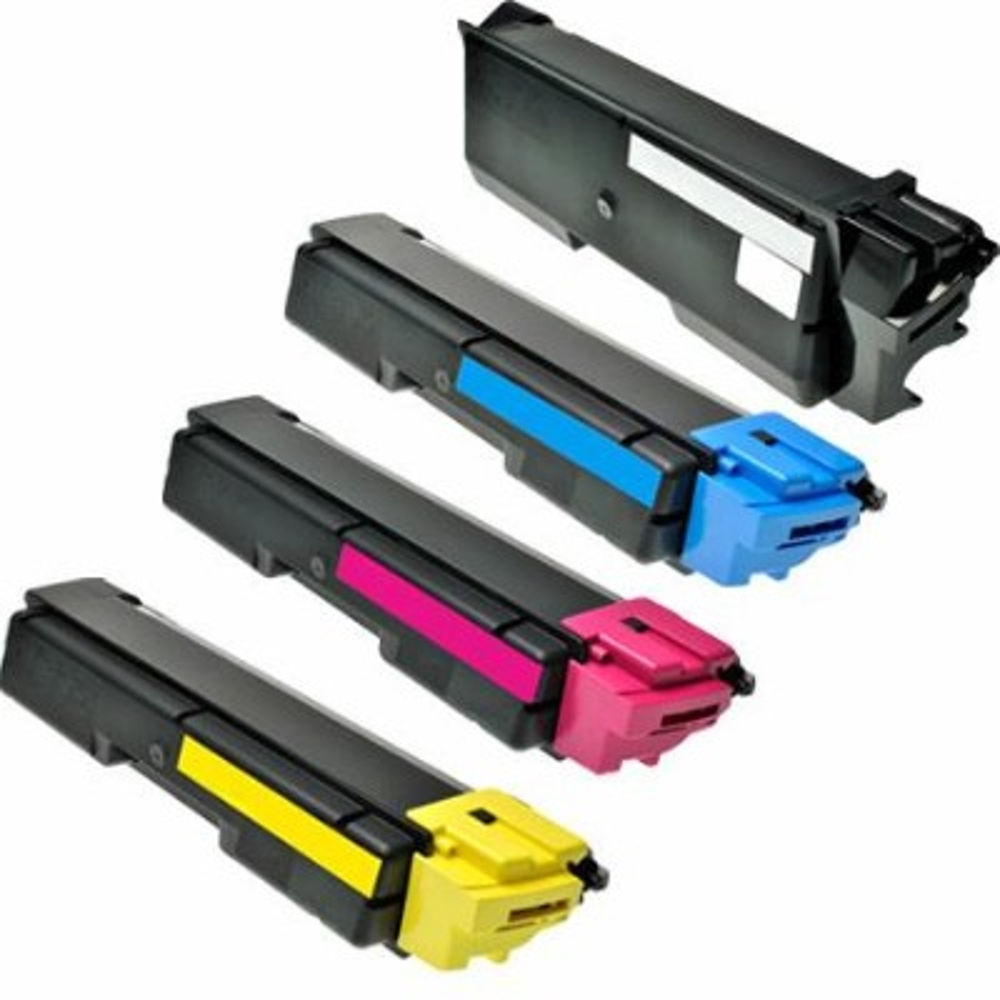 Quattro cartucce toner per stampanti in nero, con accenti colorati: ciano, magenta e giallo. Una cartuccia senza accento di colore.
