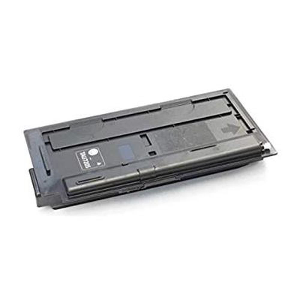 Una cartuccia toner nera per stampante su sfondo bianco. Ha forma rettangolare con varie fessure e un'etichetta.