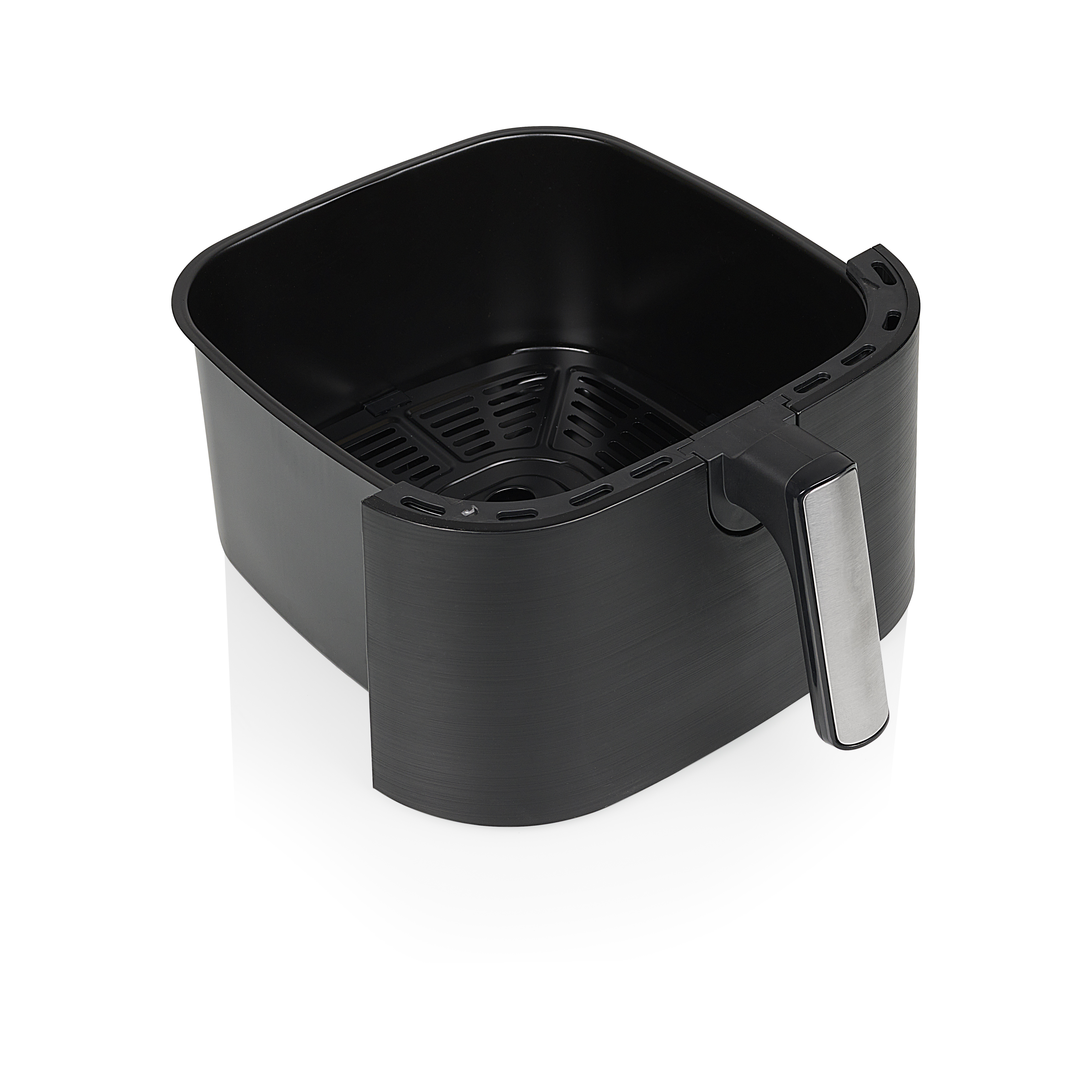 Een zwarte airfryer met handvat op witte achtergrond. Hij is leeg en schoon.
