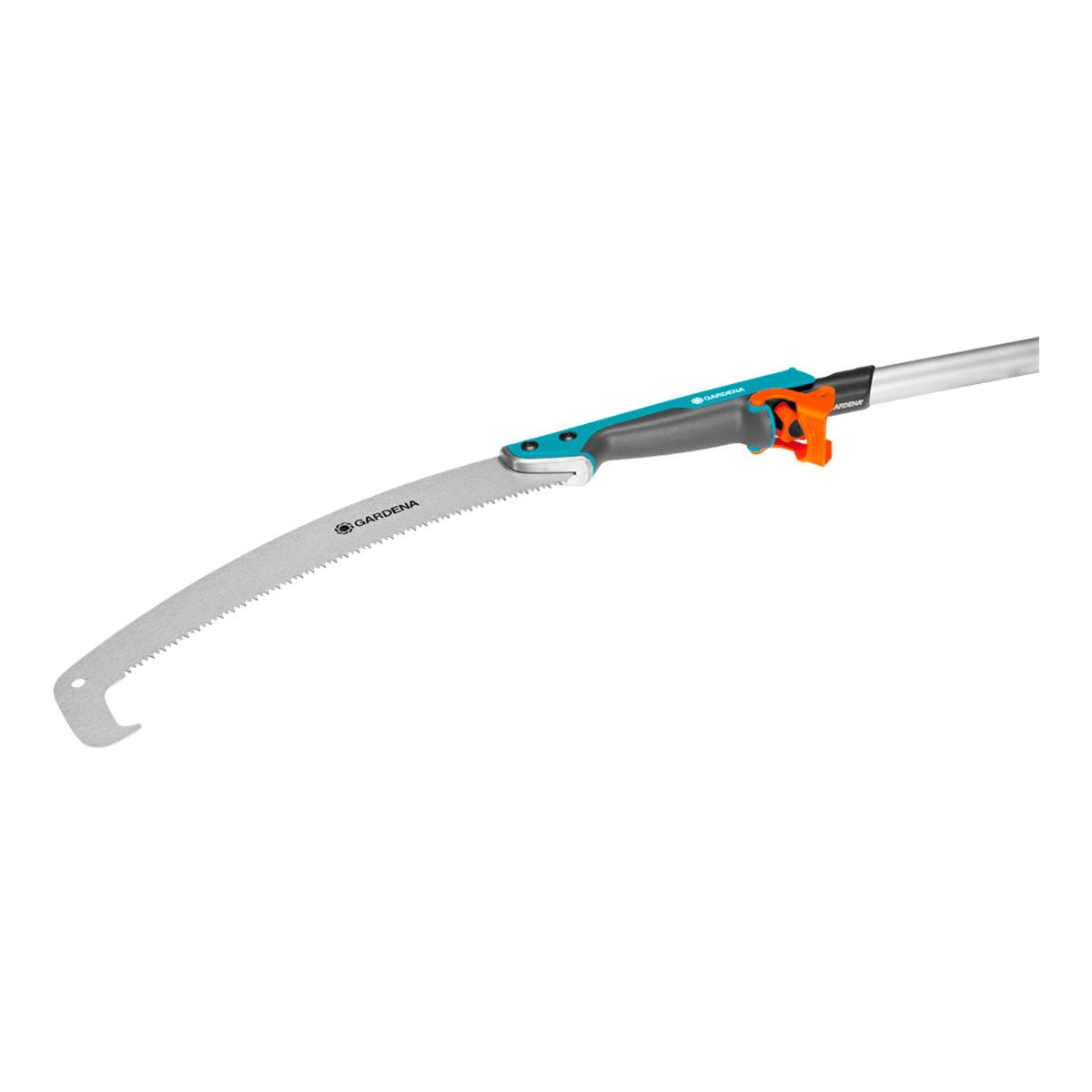 Piła do przycinania Gardena z zakrzywionym ostrzem. Ma niebiesko-szary uchwyt z pomarańczowym mechanizmem zwalniającym i srebrnym słupkiem.