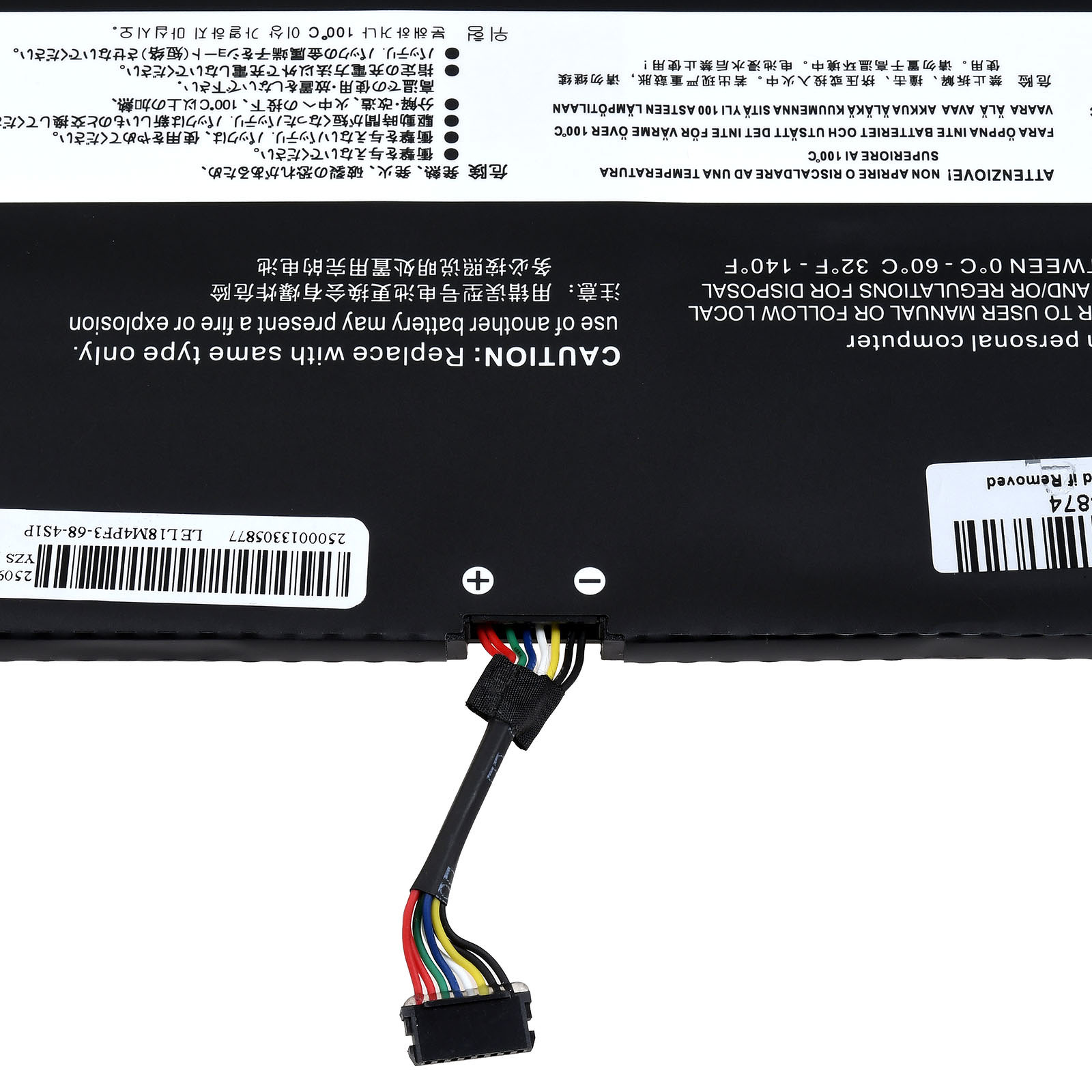 Ein schwarzer Akku mit Stecker und bunten Drähten, Text und Warnhinweise sind ebenfalls sichtbar.