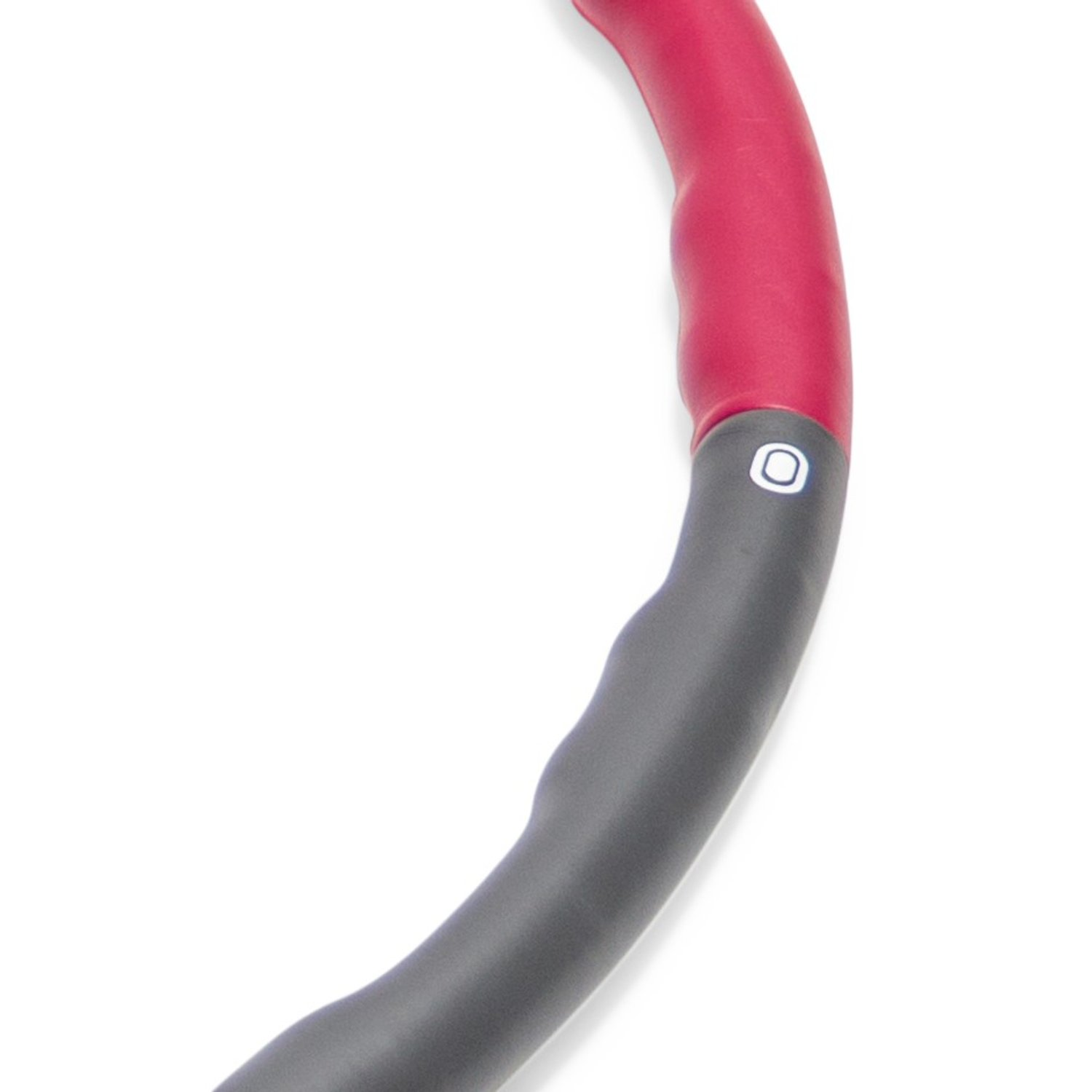 Nahaufnahme eines roten und grauen Hula-Hoop-Reifens. Der obere Teil ist rot, der untere Teil ist grau. Ein weißer Hintergrund ist sichtbar.