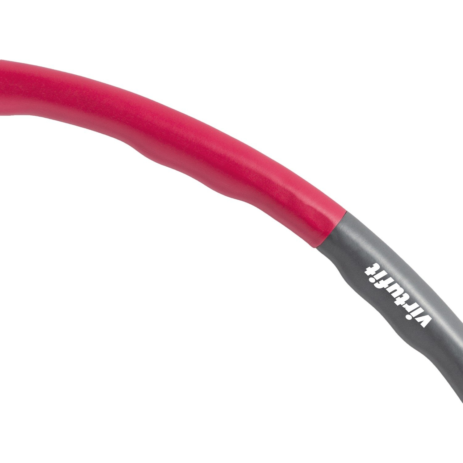 Nahaufnahme eines rot-grauen Hula-Hoops. Der rote Abschnitt ist gebogen, der graue Abschnitt trägt das Wort 'VirtuFit'.